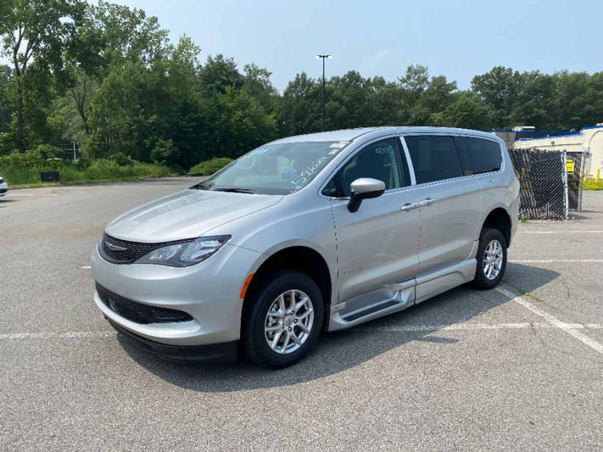Silver Chrysler Voyager image number 3