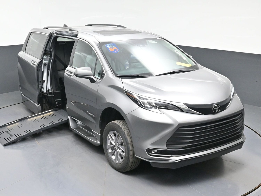 Grey Toyota Sienna image number 20