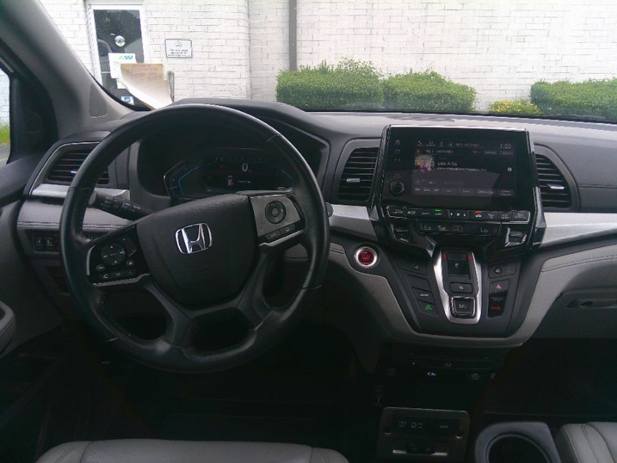 Black Honda Odyssey image number 8