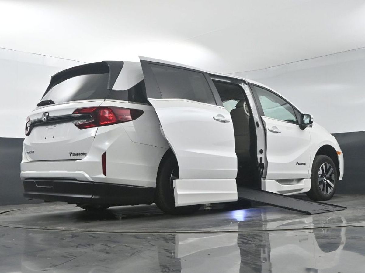 White Honda Odyssey image number 21