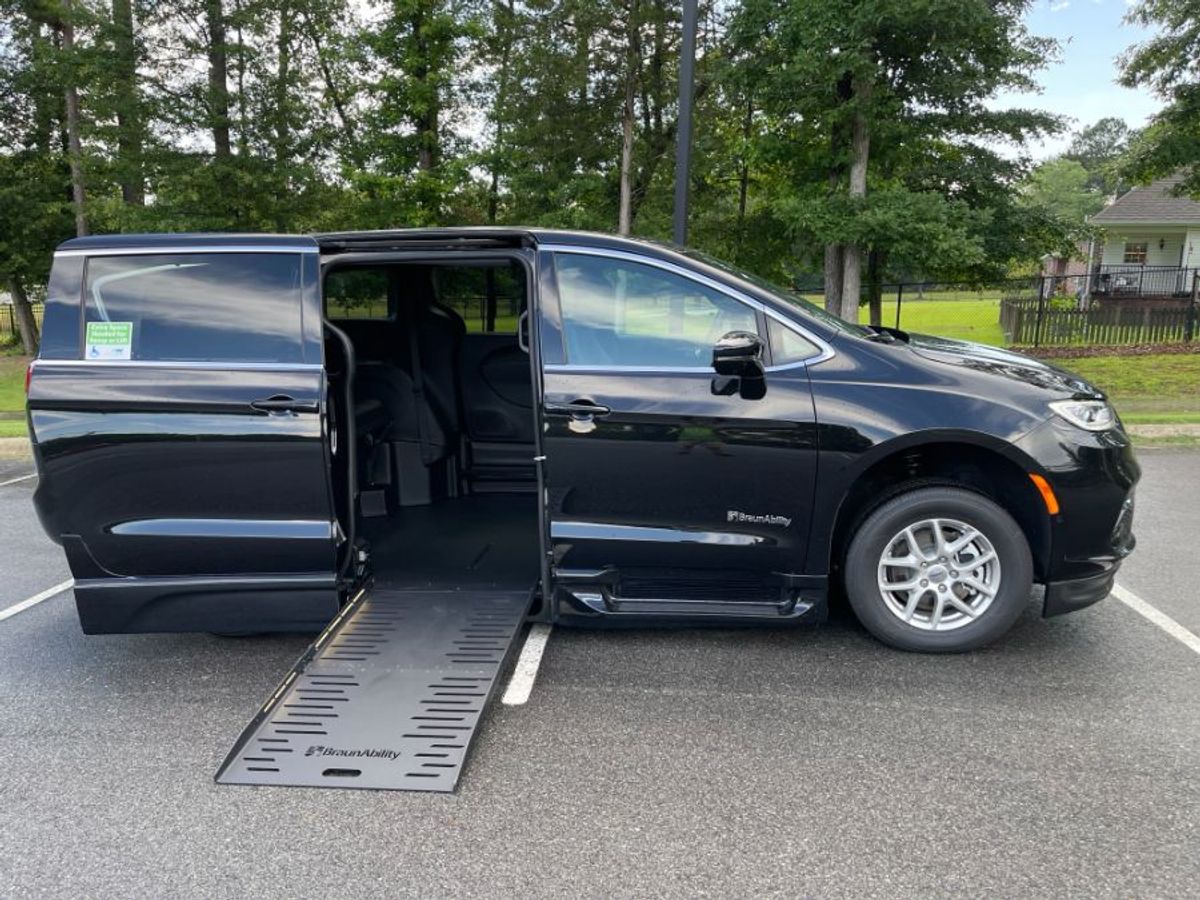 2025 Chrysler Pacifica Select's photo