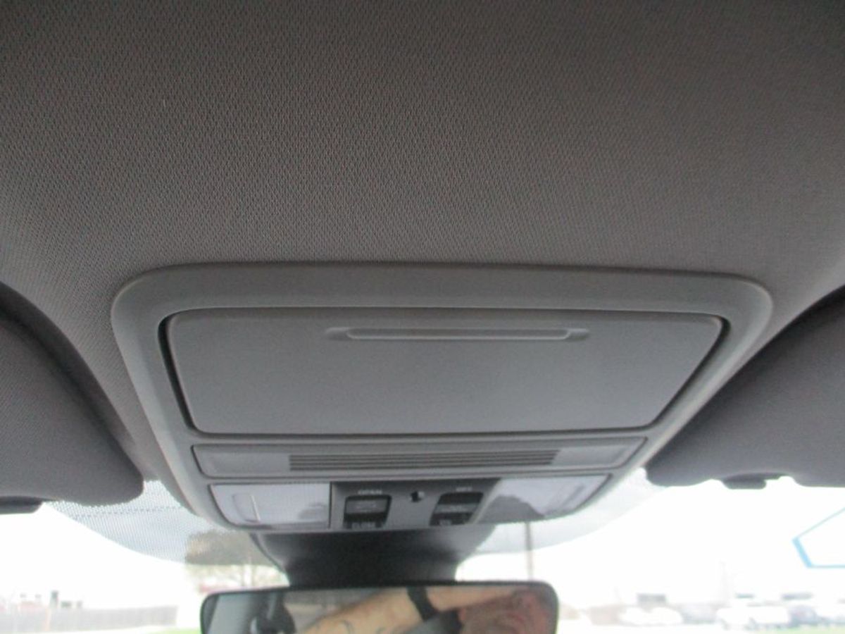 Silver Honda Odyssey image number 15