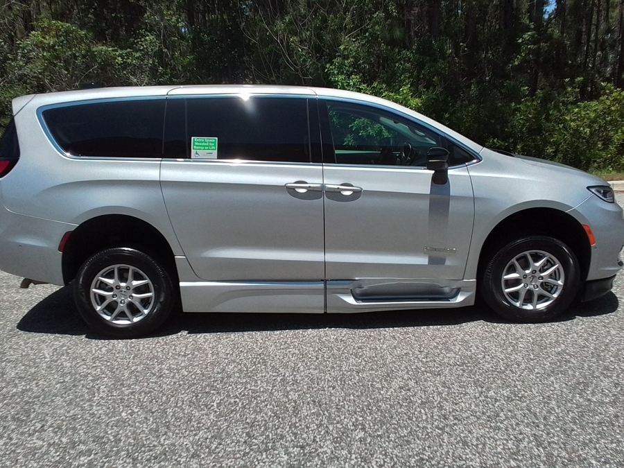 Silver Chrysler Pacifica image number 10