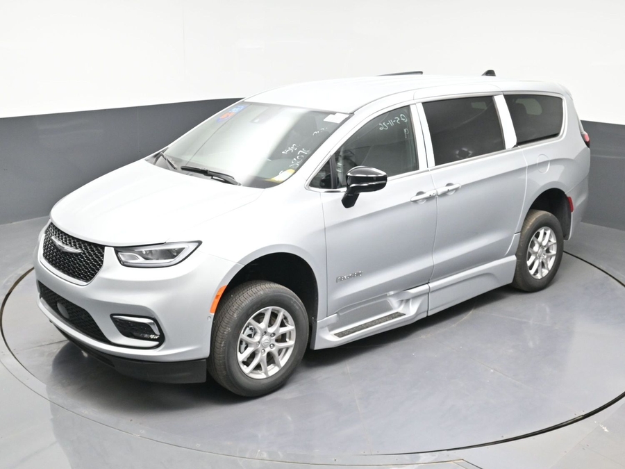 New 2026 Chrysler Pacifica Select Safety - BraunAbility Side Entry Entry Fold Out Automatic Ramp