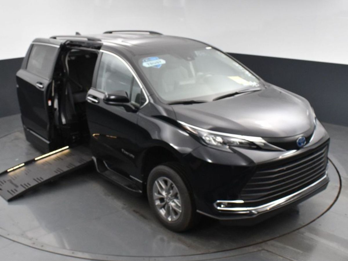 Black Toyota Sienna image number 14