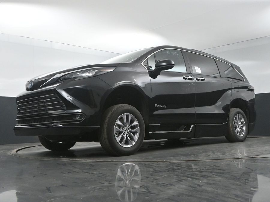New 2025 Toyota Sienna Hybrid XLE Plus - BraunAbility Side Entry Entry Fold Out Automatic Ramp