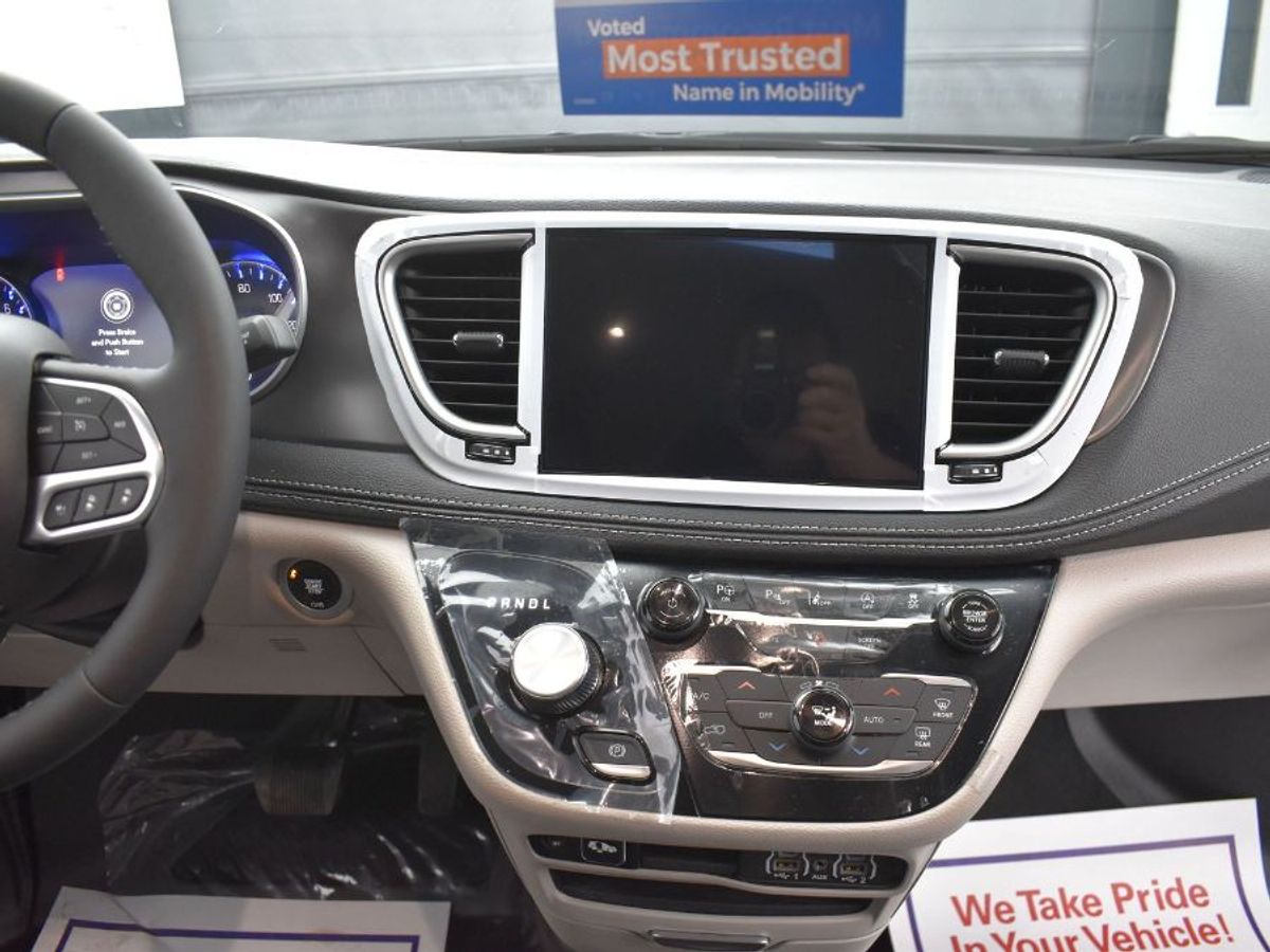 Silver Chrysler Pacifica image number 7