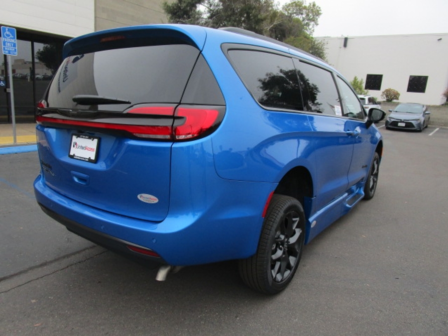 New 2026 Chrysler Pacifica Select Sport - BraunAbility Side Entry Fold Out Automatic Ramp