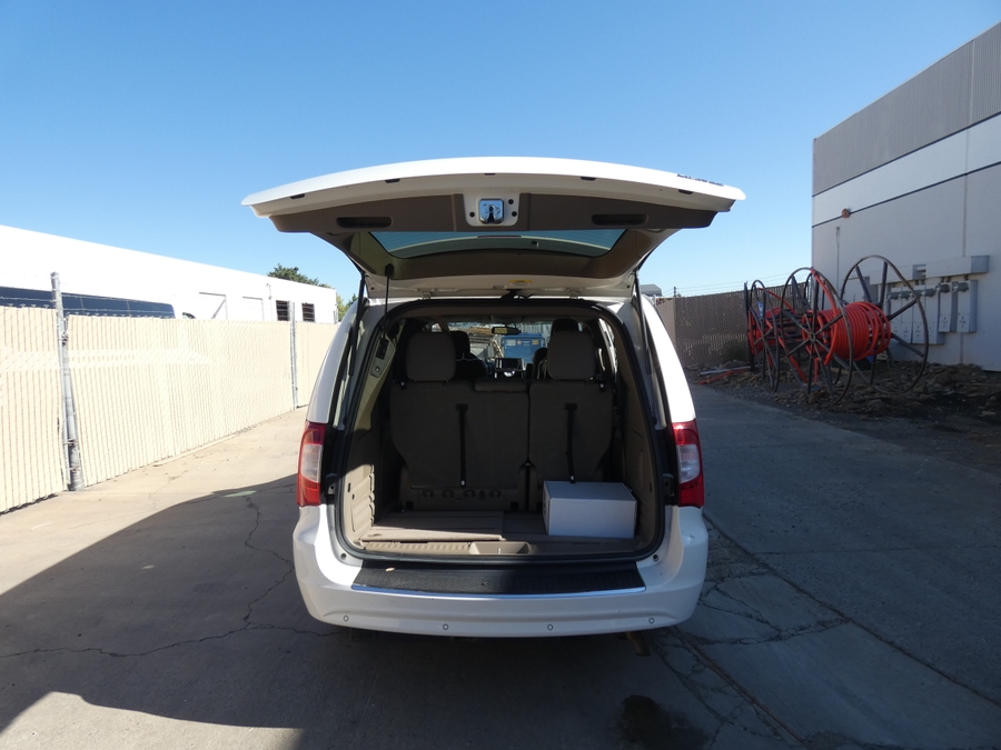  Chrysler Town and Country image number 11