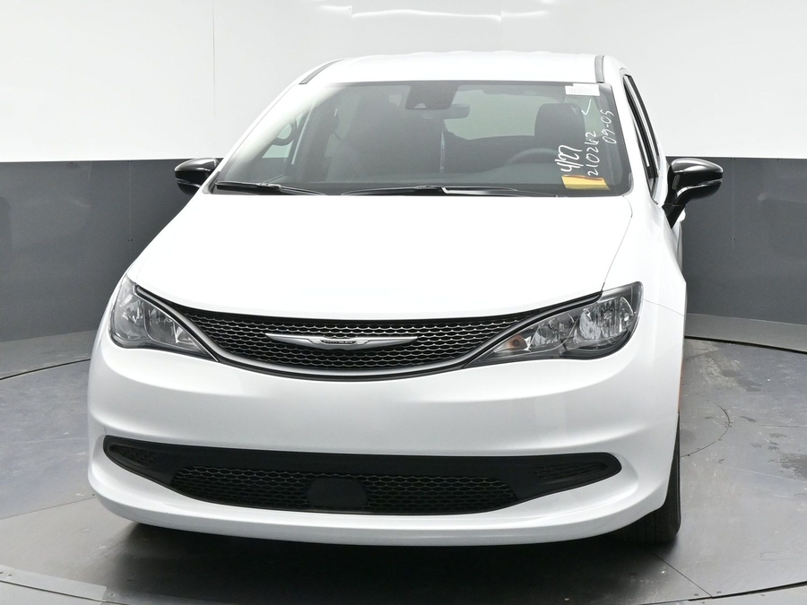 White Chrysler Voyager image number 21