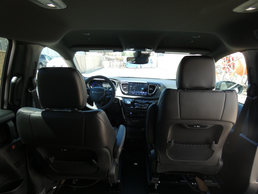 White Chrysler Pacifica image number 12
