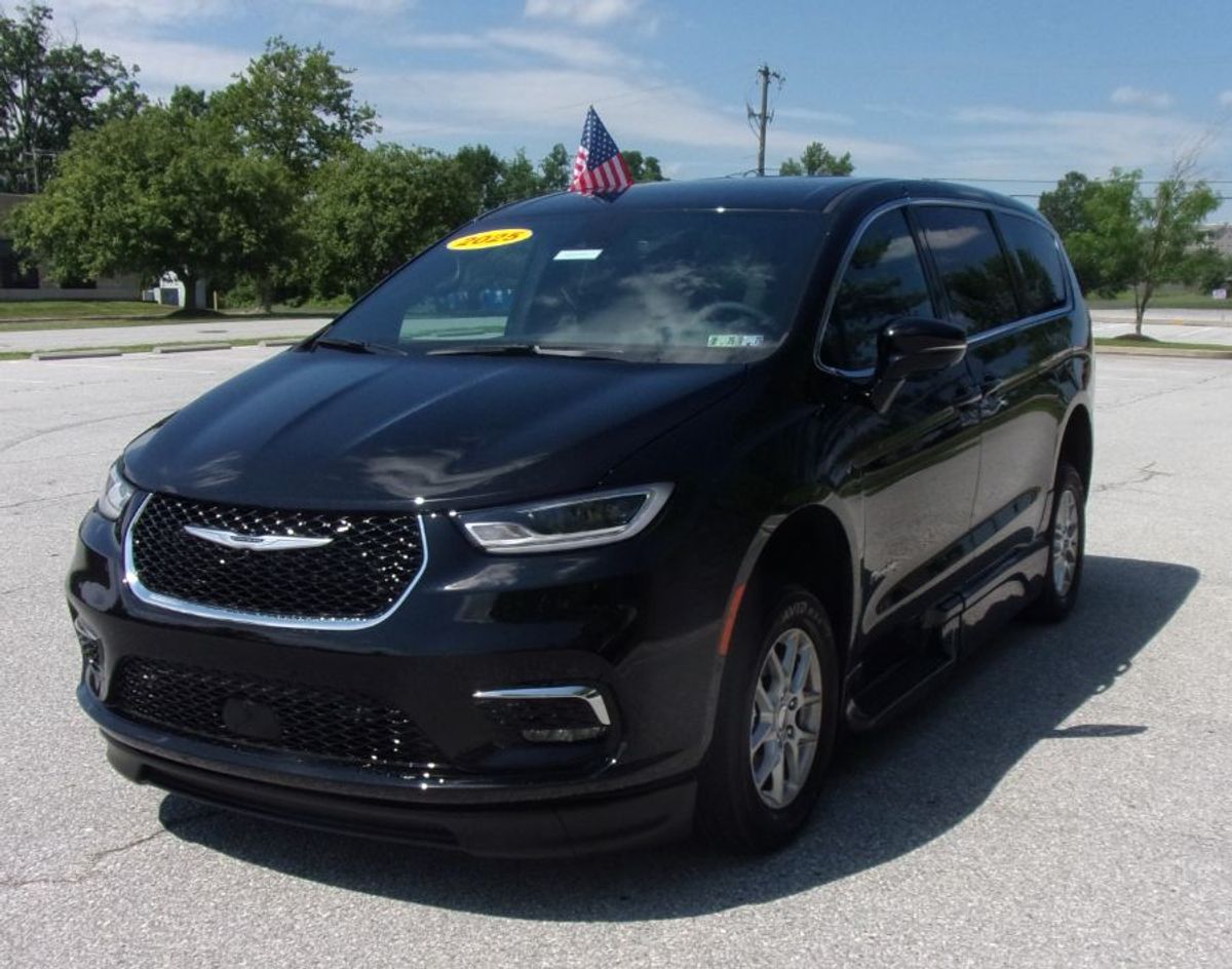 Black Toyota Sienna image number 3