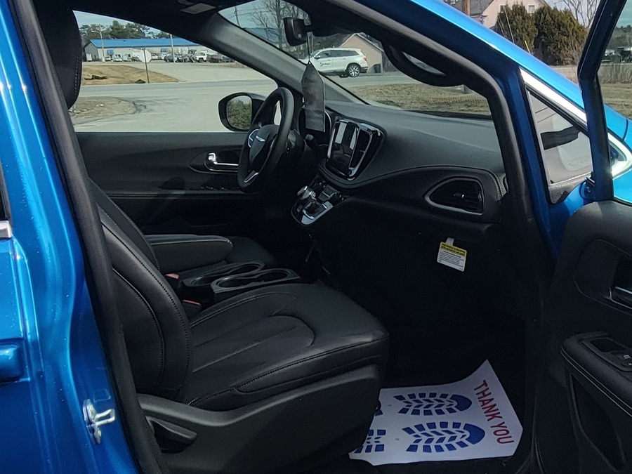 Blue Chrysler Pacifica image number 9