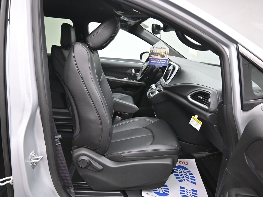 Silver Chrysler Pacifica image number 6