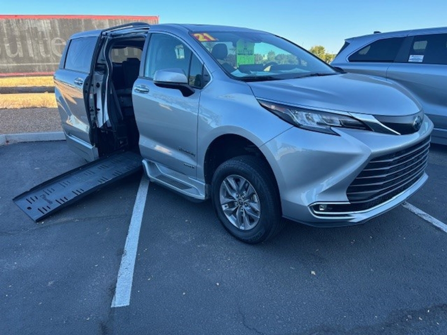 Used 2021 Toyota Sienna Hybrid XLE Plus - BraunAbility Side Entry Entry Fold Out Automatic Ramp