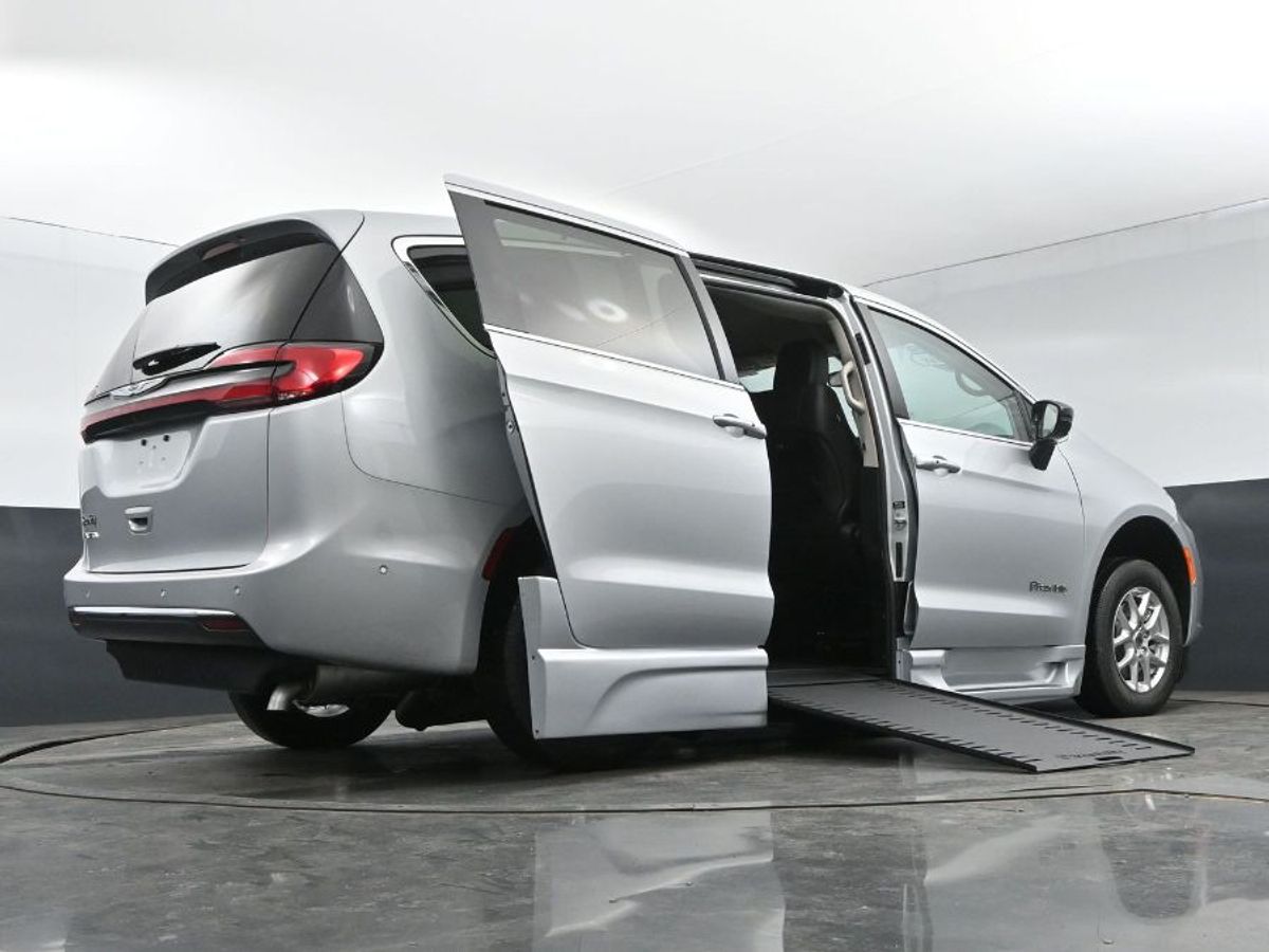 Silver Chrysler Pacifica image number 12