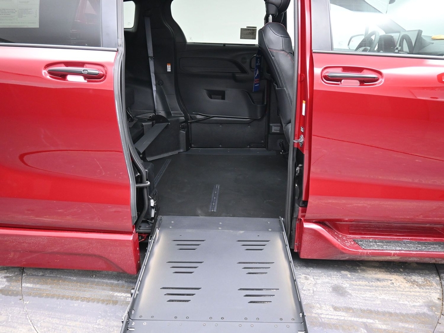 New 2025 Toyota Sienna Hybrid XSE Sport - BraunAbility Side Entry Entry Fold Out Automatic Ramp