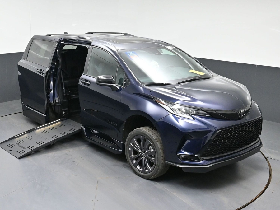 New 2026 Toyota Sienna Hybrid XSE Sport - BraunAbility Side Entry Fold Out Automatic Ramp