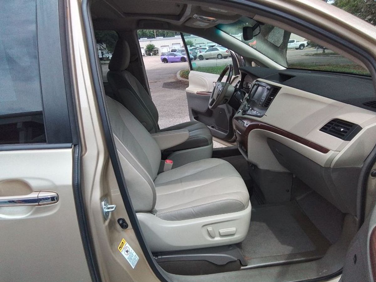 2011 TOYOTA SIENNA - Image 12