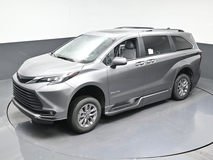 New 2026 Toyota Sienna Hybrid XLE Base - BraunAbility Side Entry Entry Fold Out Automatic Ramp