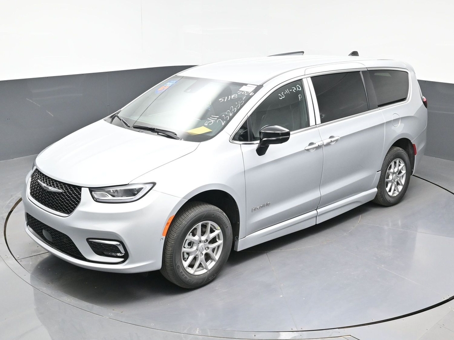 Silver Chrysler Pacifica image number 20