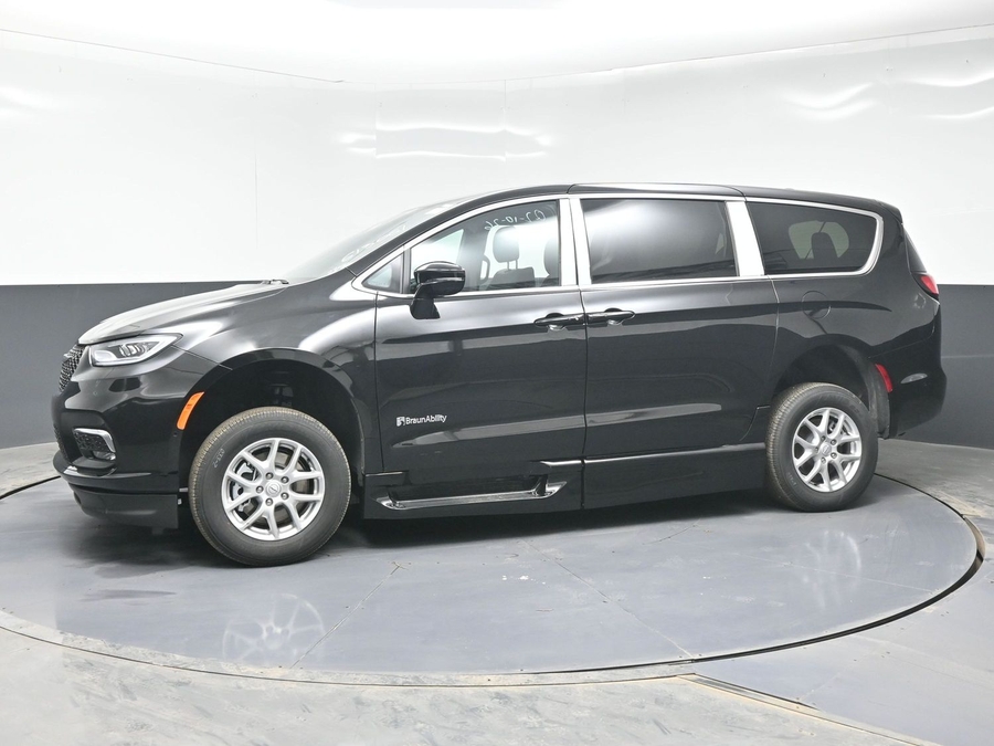 Black Chrysler Pacifica image number 2