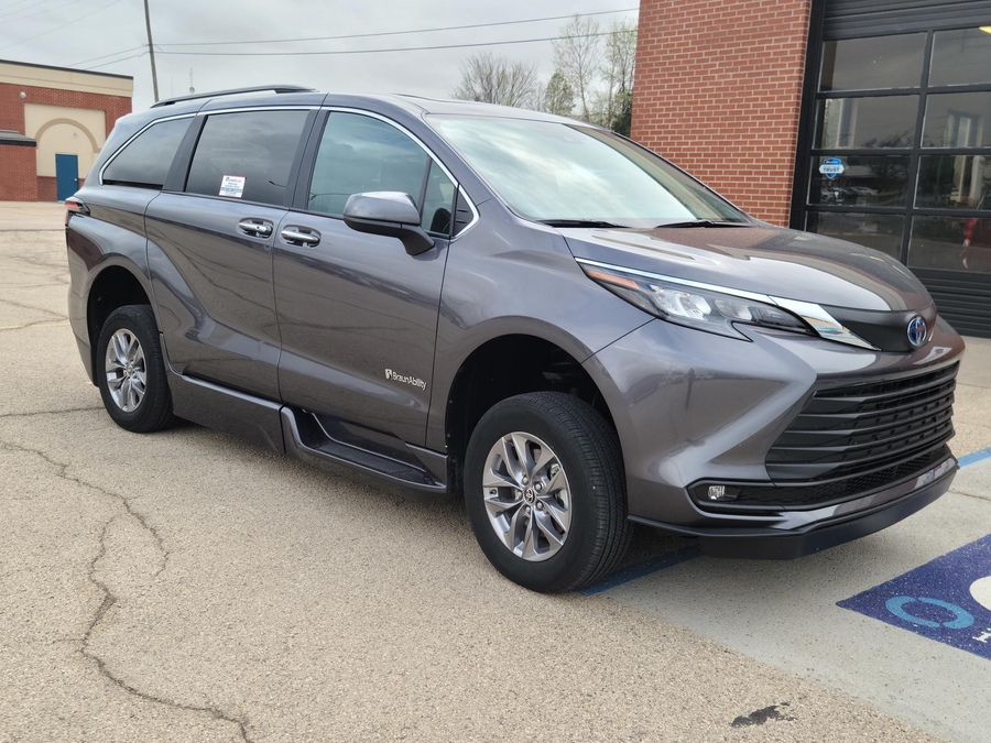 Used 2025 Toyota Sienna Hybrid XLE - BraunAbility Side Entry Entry In Floor Automatic Ramp