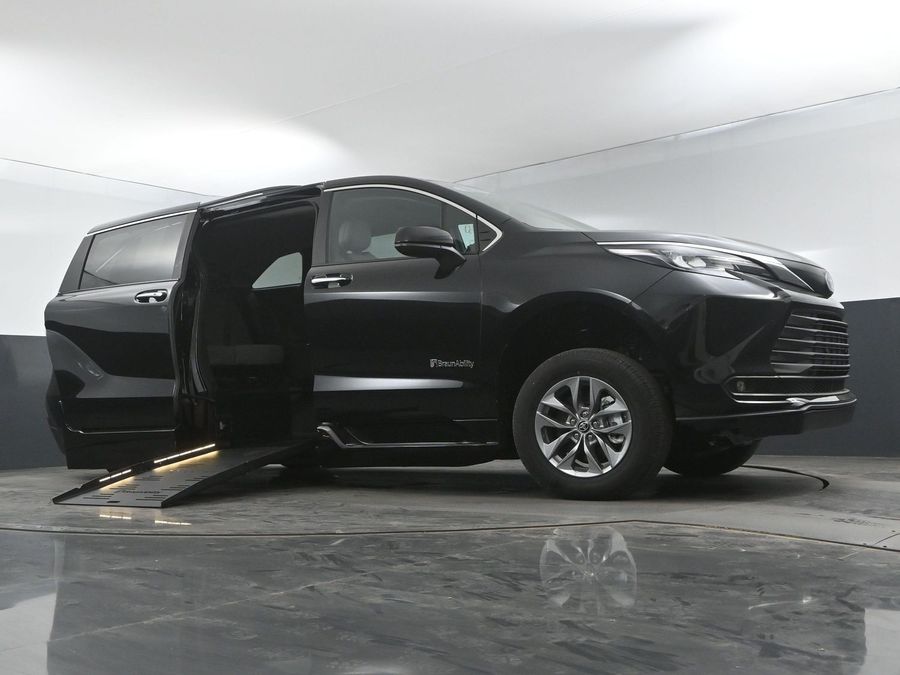 New 2025 Toyota Sienna Hybrid XLE Plus - BraunAbility Side Entry Entry Fold Out Automatic Ramp