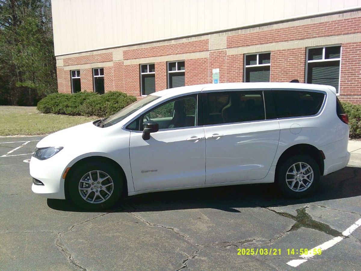 2024 CHRYSLER VOYAGER - Image 3