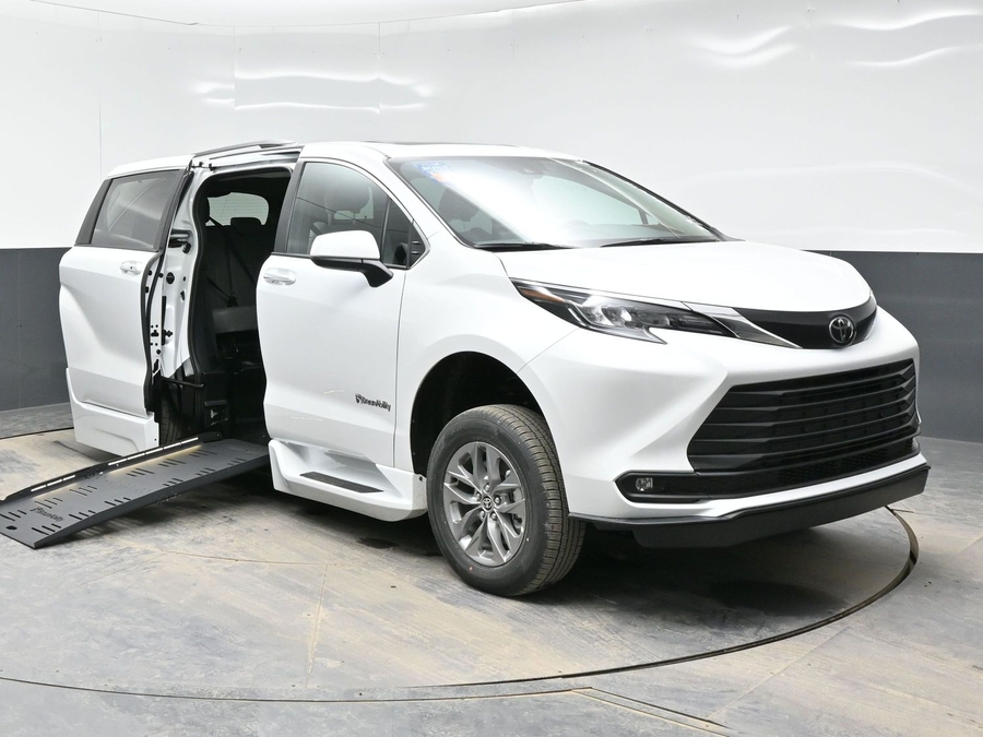 New 2026 Toyota Sienna Hybrid XLE Base - BraunAbility Side Entry Fold Out Automatic Ramp