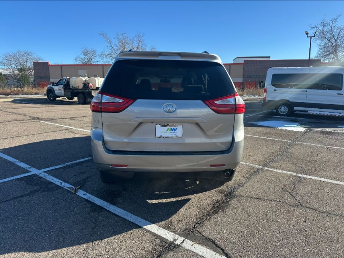 Silver Toyota Sienna image number 11
