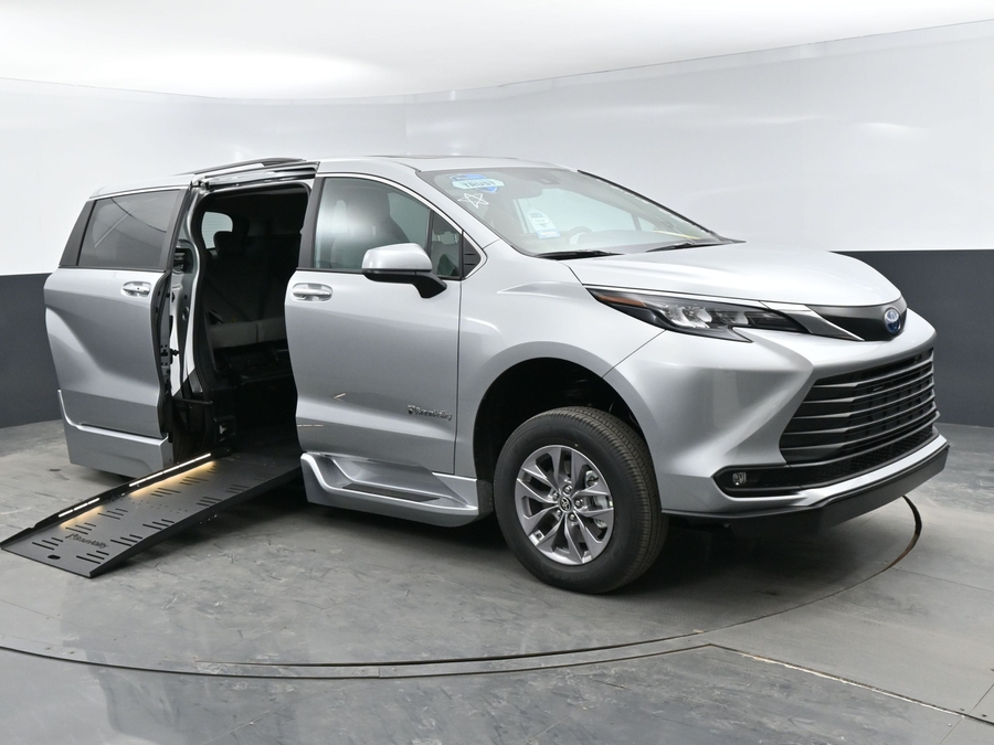 2025 Toyota Sienna XLE's photo