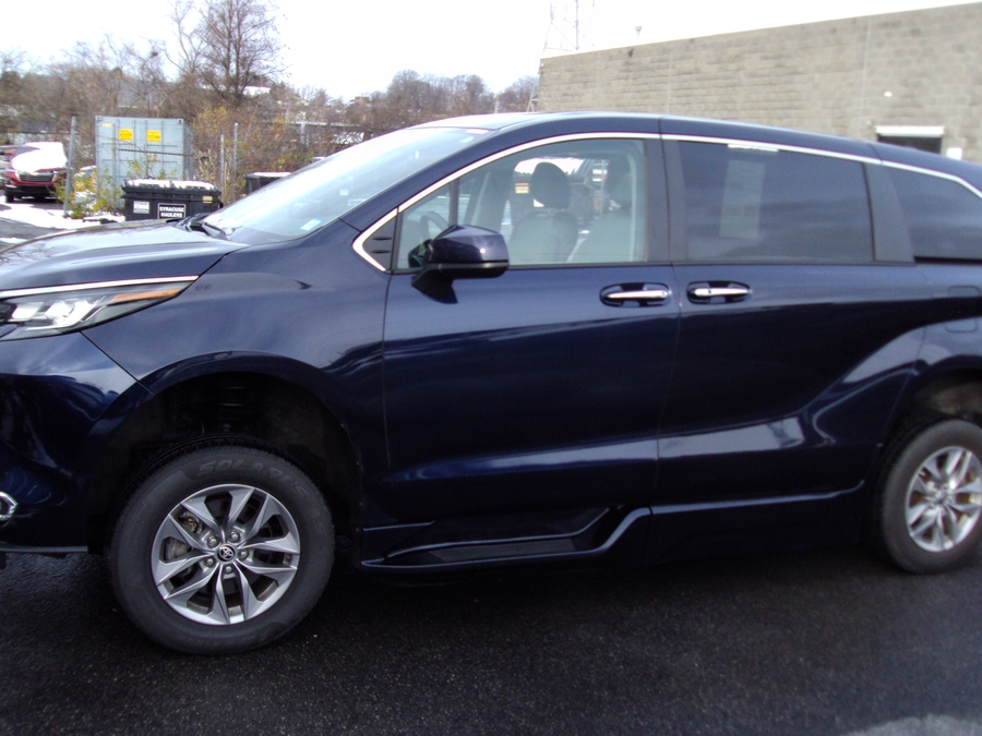 Used 2023 Toyota Sienna Hybrid XLE Base - BraunAbility Side Entry Entry Fold Out Automatic Ramp
