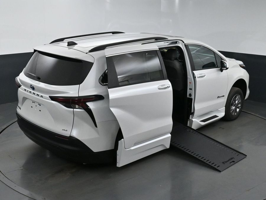 New 2025 Toyota Sienna Hybrid XLE Plus - BraunAbility Side Entry Entry In Floor Automatic Ramp