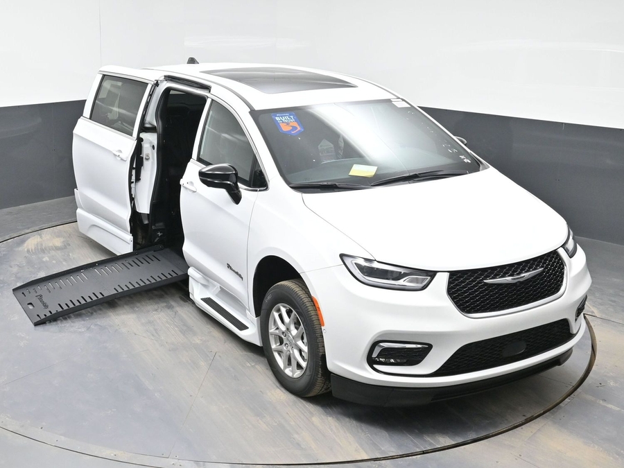 White Chrysler Pacifica image number 22