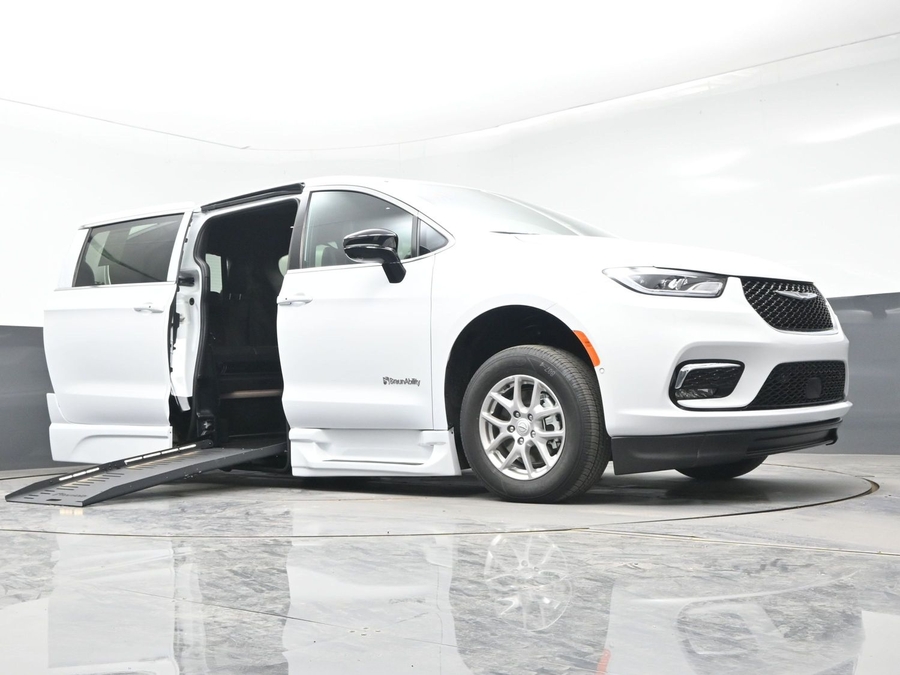 White Chrysler Pacifica image number 19