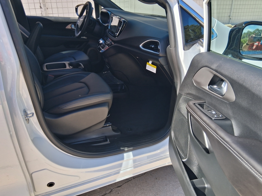 White Chrysler Voyager image number 2