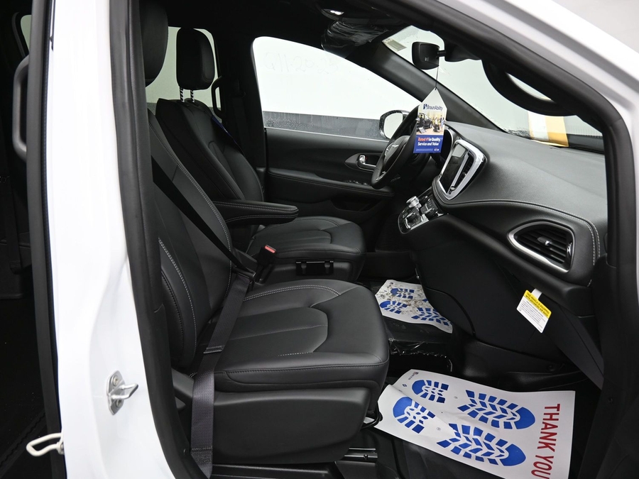 White Chrysler Pacifica image number 8