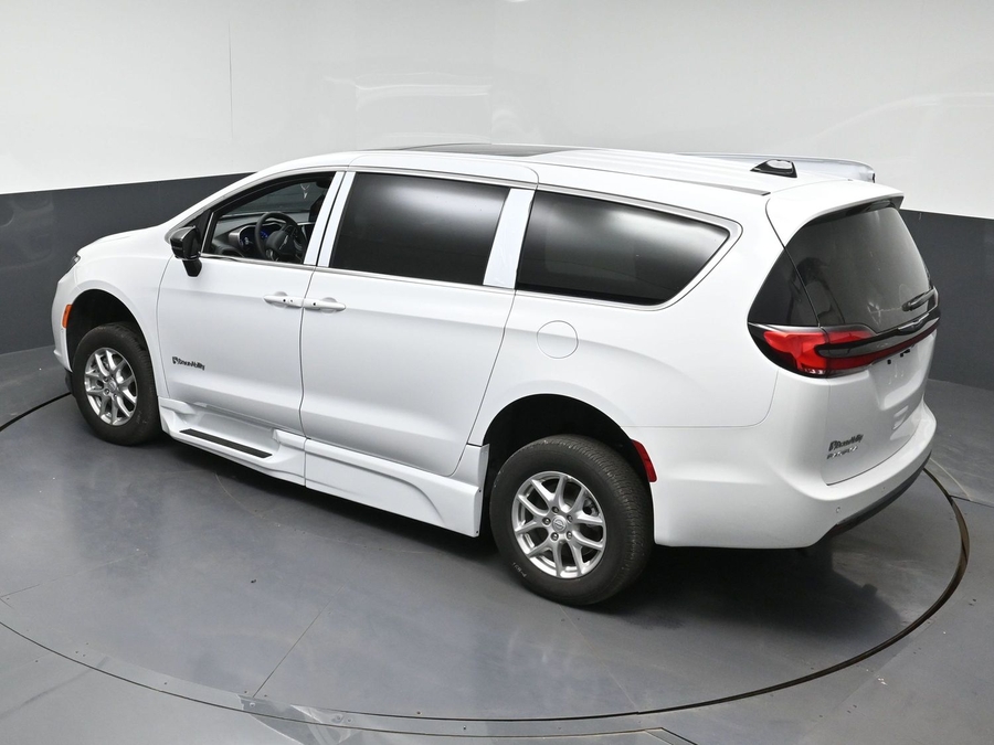 New 2026 Chrysler Pacifica Select Plus - BraunAbility Side Entry In Floor Automatic Ramp