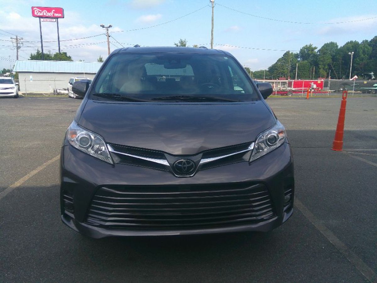 Grey Toyota Sienna image number 2