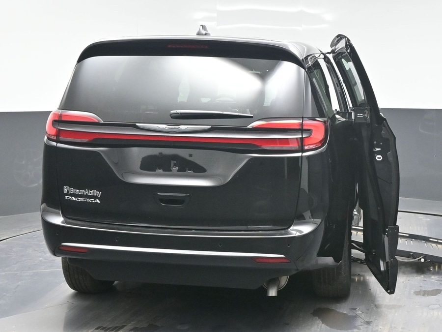 Black Chrysler Pacifica image number 5