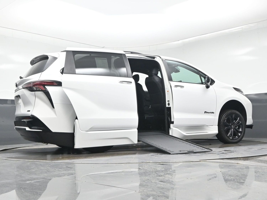 New 2025 Toyota Sienna Hybrid XSE Sport - BraunAbility Side Entry Entry In Floor Automatic Ramp