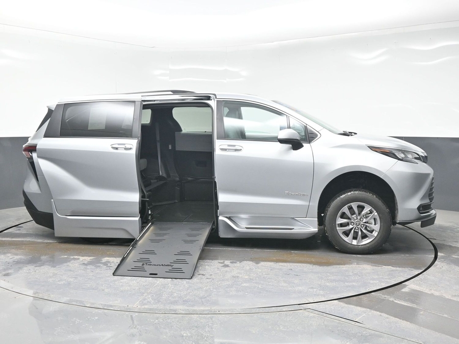New 2025 Toyota Sienna Hybrid XLE Plus - BraunAbility Side Entry Entry Fold Out Automatic Ramp