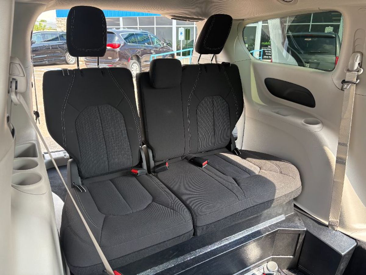 2024 CHRYSLER VOYAGER - Image 15