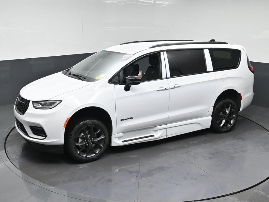 White Chrysler Pacifica image number 20