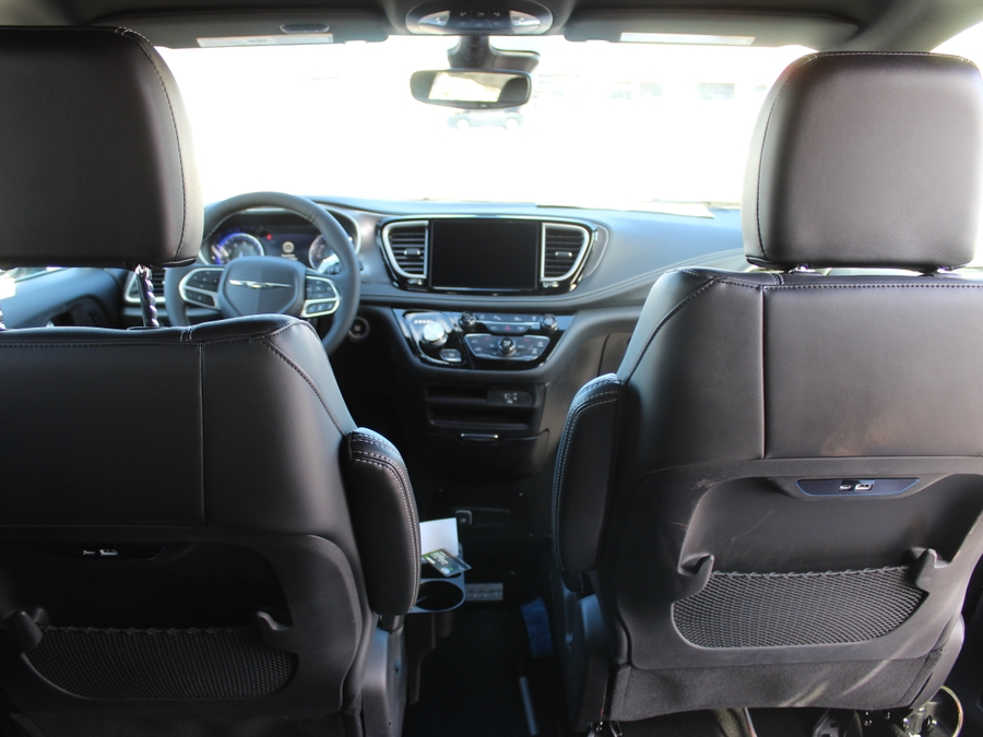 Silver Chrysler Pacifica image number 10