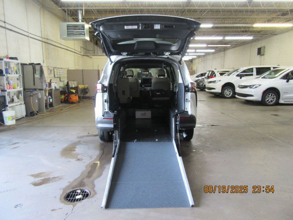 2024 TOYOTA SIENNA - Image 3