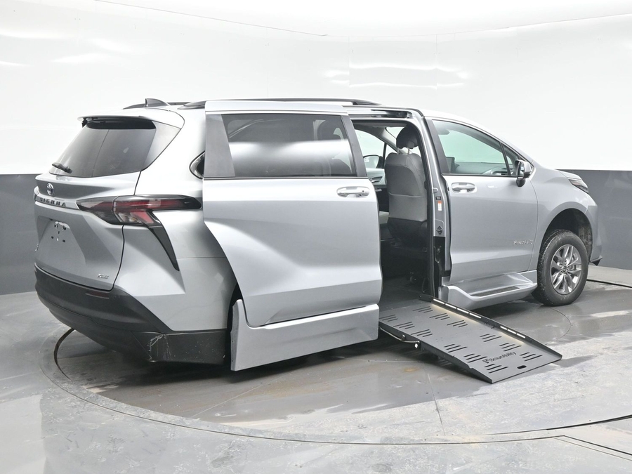 New 2025 Toyota Sienna Hybrid XLE Plus - BraunAbility Side Entry Entry Fold Out Automatic Ramp