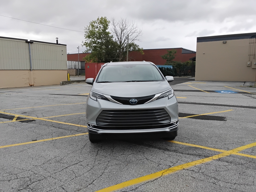 Silver Toyota Sienna image number 20