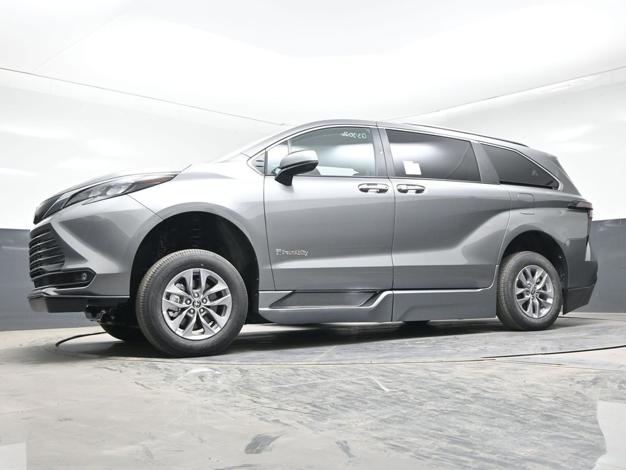 Grey Toyota Sienna image number 17